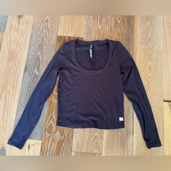 Vuori Long Sleeve Pose Scoop Tee size large like new - Picture 7 of 9